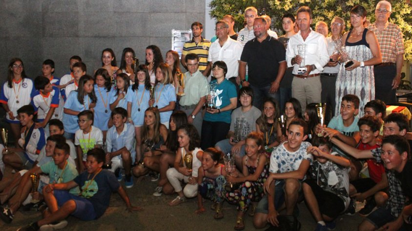 Foto de família dels esportistes premiats en la 12a Nit de l'Esport Targarí