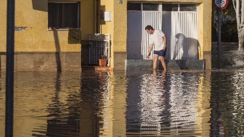 Un carrer d'Agramunt inundat per les riuades del passat mes de novembre