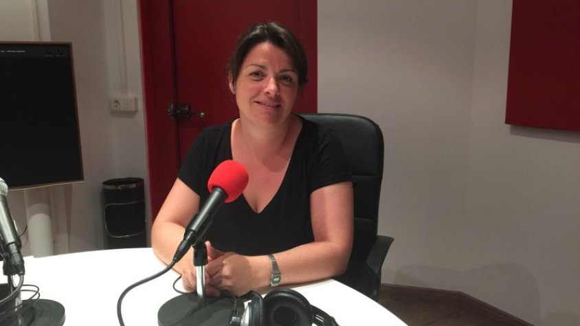 la regidora Noèlia Soto als estudis de Ràdio Tàrrega
