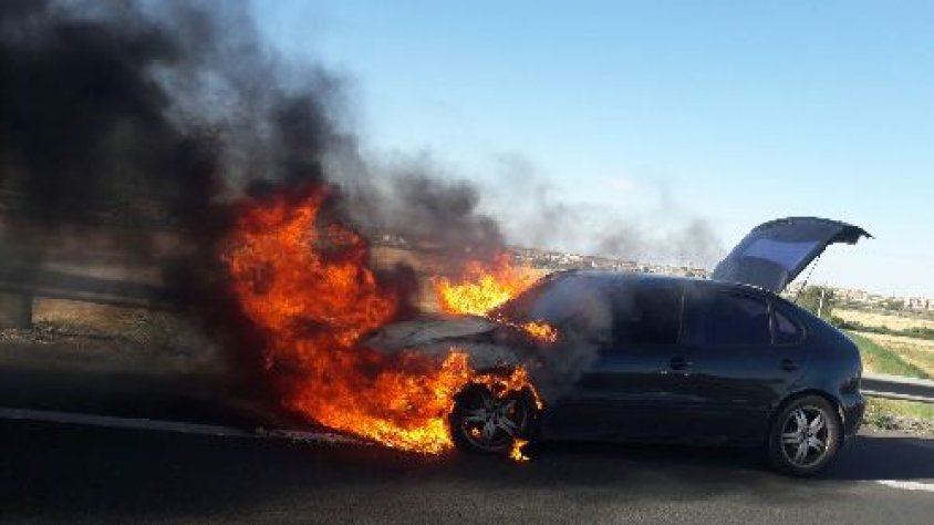 El cotxe cremant aquest matí al voral de l'autovia