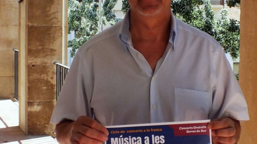 Salvador Bonjoch mostrant el cartell del cicle