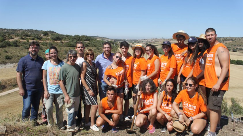Alguns dels participants al camp de treball i els arqueòlegs amb el regidor de Cultura de l’Ajuntament de Tàrrega, Raül Palacios; la coordinadora de Joventut a Lleida, Esperança Casas; i el president de l’EMD El Talladell, Francesc Rodríguez Bernal