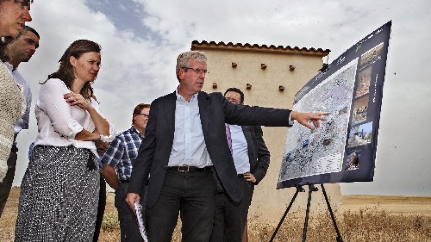 La consellera va visitar a Preixana una de les torres de nidificació construïdes al llarg del canal