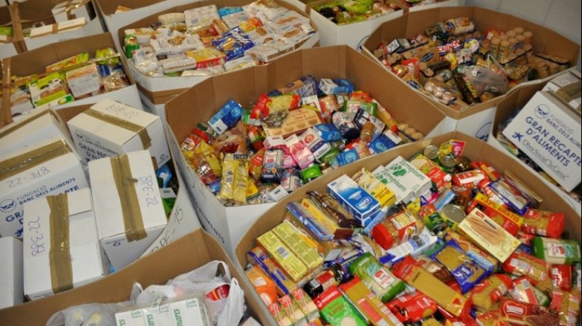 Imatge d'arxiu d'una recollida d'aliments en favor del Banc d'Aliments