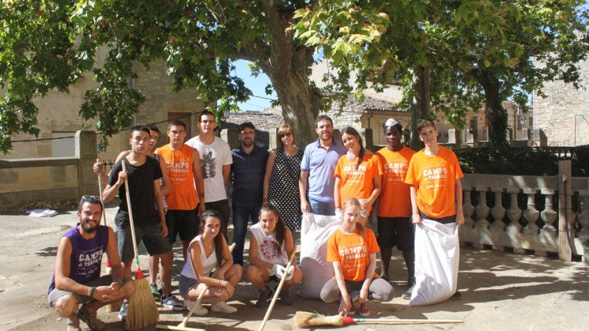 Alguns dels participants al camp de treball de Cal Gassol amb la coordinadora de Joventut a Lleida, Esperança Casas; el president de l’EMD El Talladell, Francesc Rodríguez Bernal; el regidor de Cultura de l’Ajuntament de Tàrrega, Raül Palacios; i el vocal