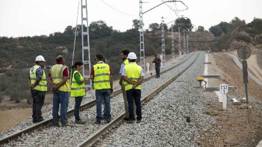 Tècnics d'Adif es van desplaçar ahir fins al tram renovat del tren