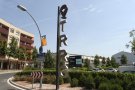 Reproducció gegant de la marca promocional TRRG a l'entrada de la ciutat