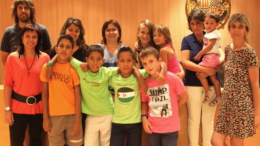 Els infants amb l'alcaldessa i la regidora d'Acció Social