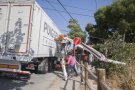 Un camió arrossega cables telefònics i trenca un pal a Tàrrega