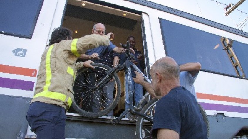Un dels viatgers va decidir baixar del tren, fart de les contínues avaries