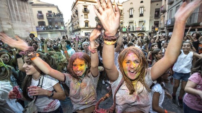 El públic es va tenyir de color a la plaça Major