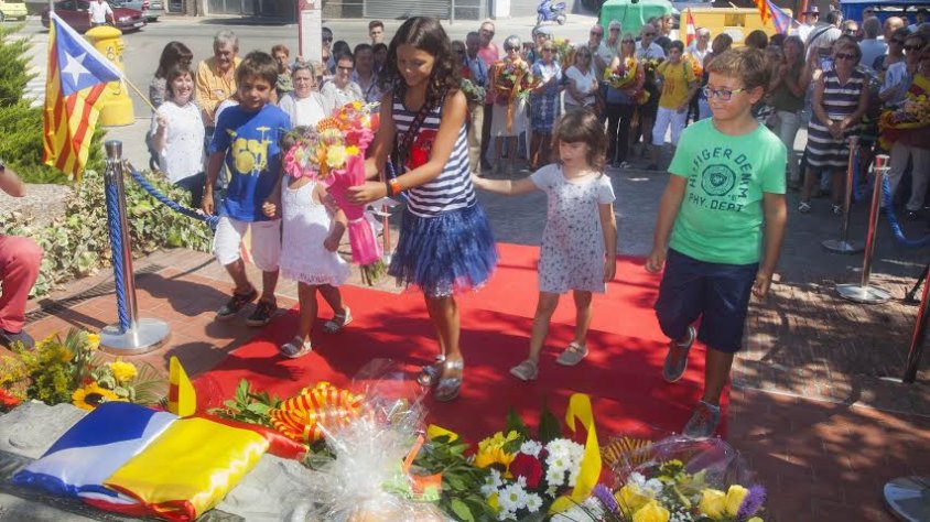 La coral infantil Mestre Güell, en el moment de l'ofrena floral