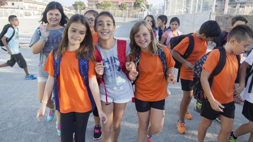 Alumnes de l'escola Maria Mercè Marçal aquest matí abans d'entrar a classe