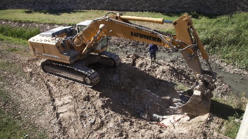 L'excavadora treballant ahir al lloc de l'accident