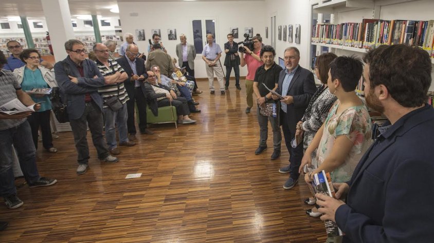 Un moment de la presentació a la biblioteca