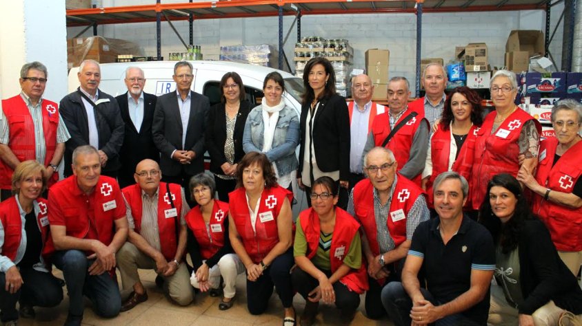 Foto de grup d'alguns voluntaris i autoritats locals amb el president de Cruz Roja Española