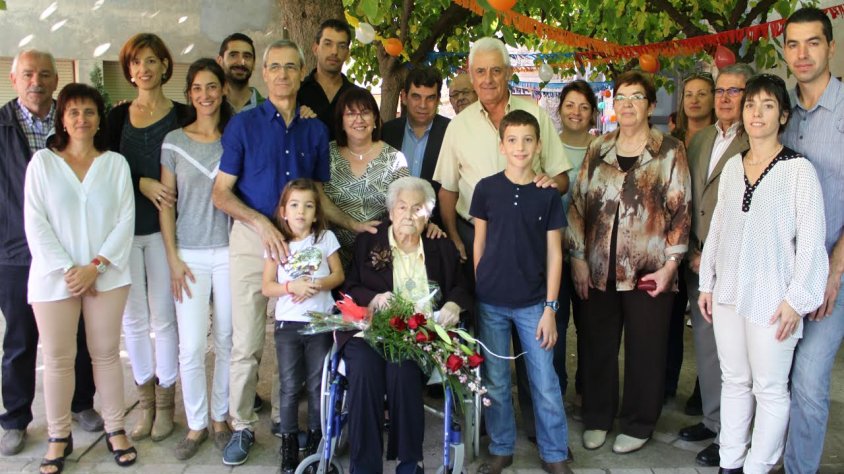 L'homenatge amb familiars, autoritats i representants del centre