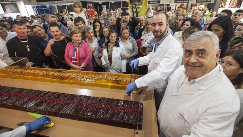 El repartiment de dos barres gegants de torró va ser un dels actes que va congregar més públic