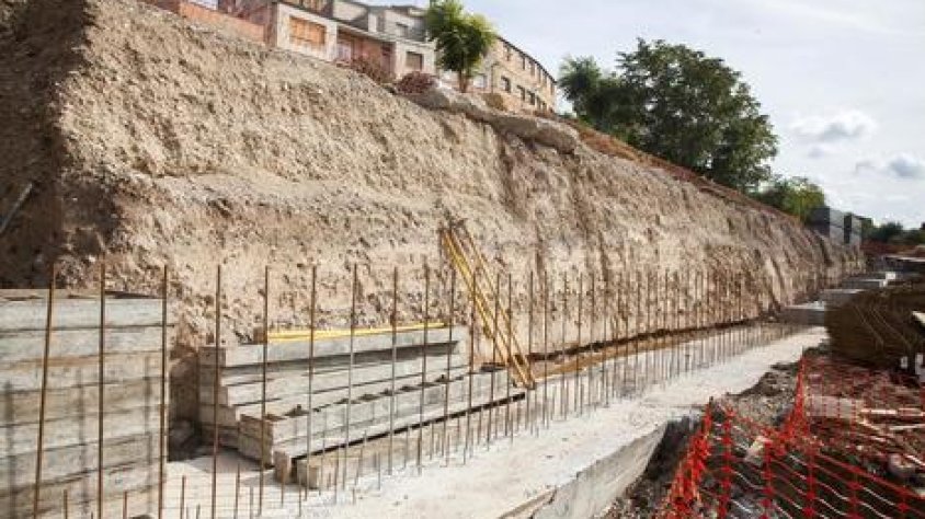 Imatge del mur de contenció.