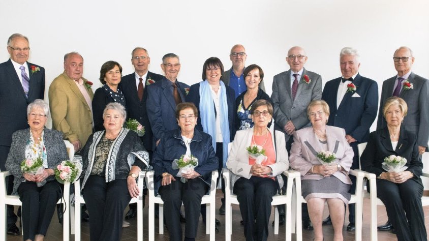 Foto de grup dels homenatjats amb les autoritats