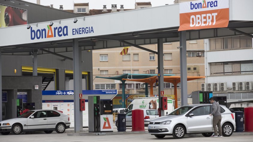 La benzinera de Bonàrea a primer pla i la de Petrolis Independents a segon pla