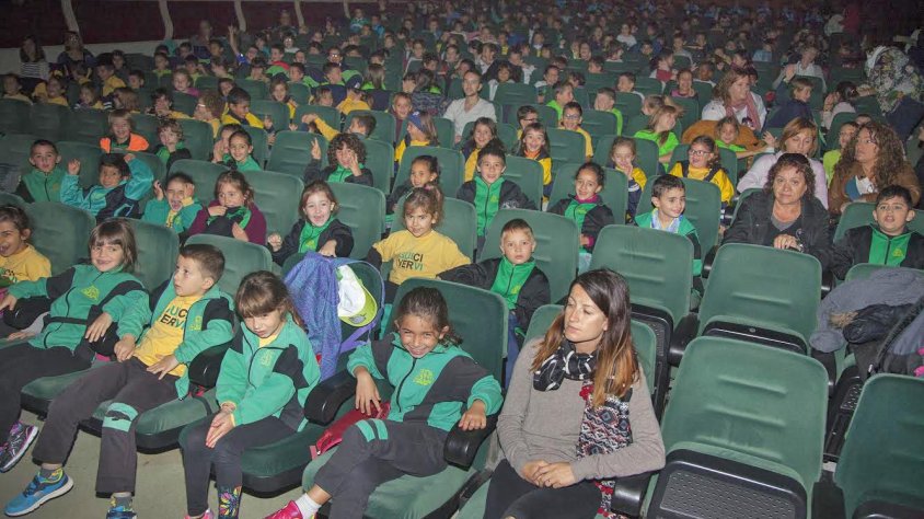 Alumnes de 2n de primària de l'Urgell gaudint d'una obra al Teatre Ateneu