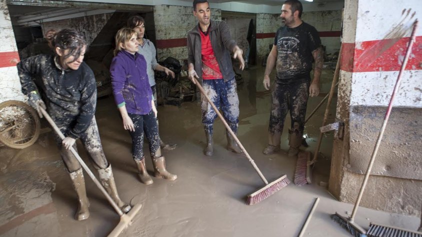 Imatge d'arxiu dels veïns netejant després de la rovinada