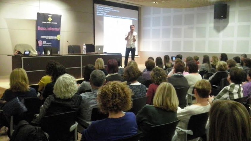 La darrera xerrada ha omplert de gom a gom la sala d'actes de l'edifici Infraestructures.cat de Tàrrega