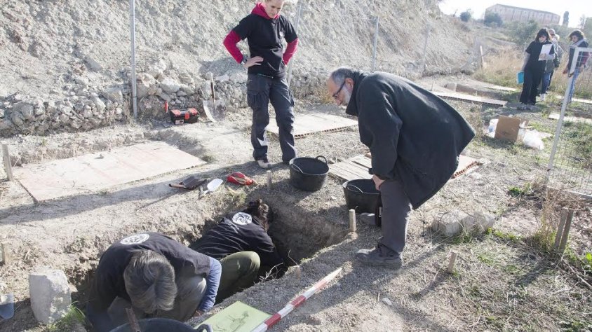 Investigadors del projecte, en l'exhumació d'una de les tombes