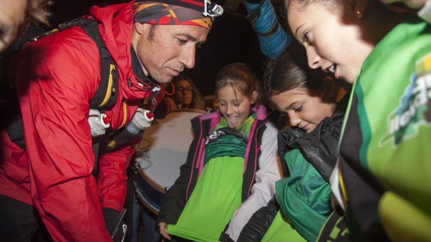 Raül Arenas signant samarretes a unes nenes