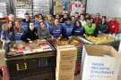 Alumnes de l’Escola Pia de Tàrrega col·laboren en les tasques de classificació dels productes donats durant el Gran Recapte