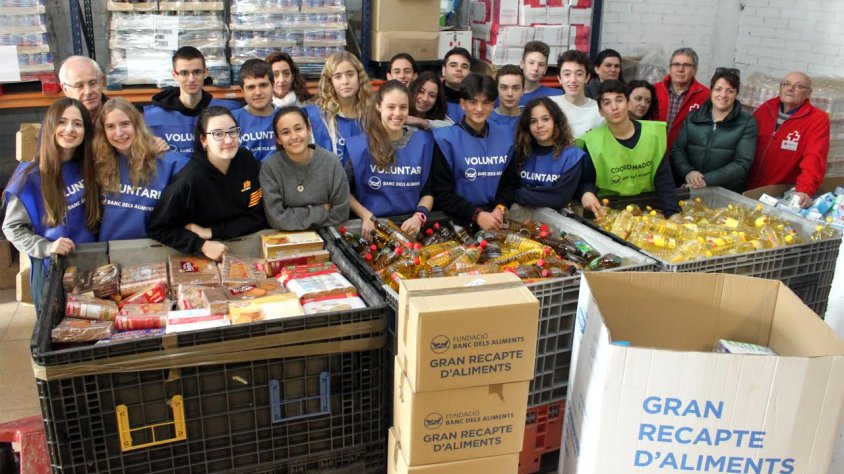 Alumnes de l'Escola Pia al Magatzem d'Aliments Solidaris