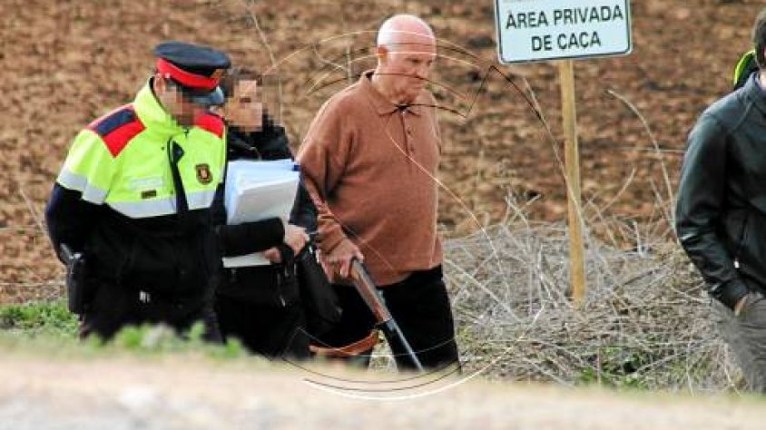Francisco Martín Pérez amb l'escopeta el dia de la reconstrucció del crim