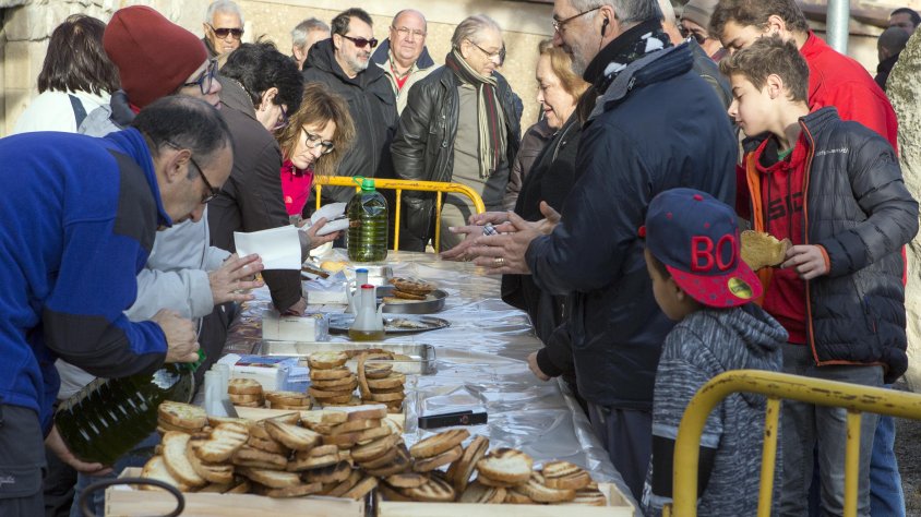 L'esmorzar popular va repartir 2.000 arengades amb rostes
