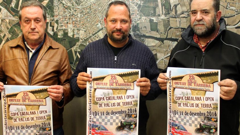 El regidor d’Esports, Silveri Caro, amb Ramon Gómez i Joaquim Galindo, directius del Club Escuderia Tàrrega