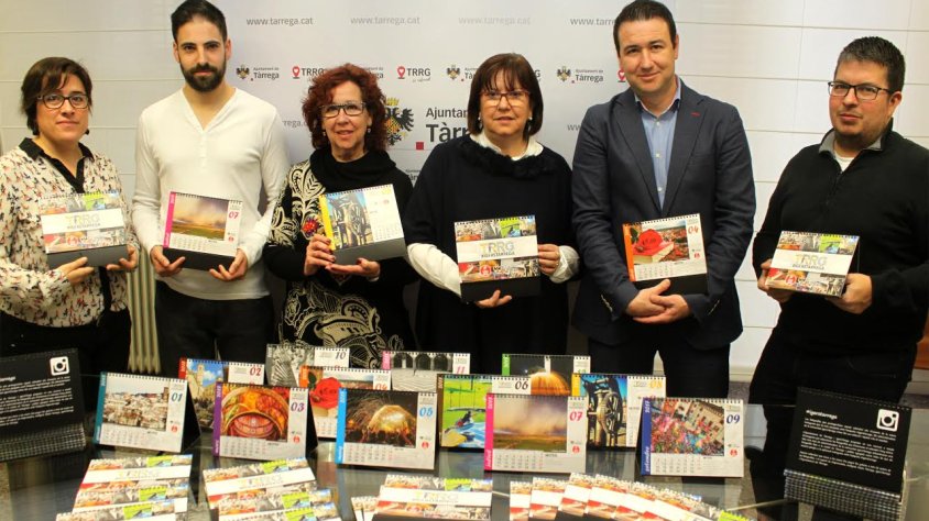 Igers Tàrrega i l'alcaldessa, Rosa Maria Perelló, mostrant el calendari