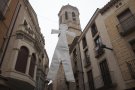 Pengen una llufa gegant al carrer del Carme de Tàrrega