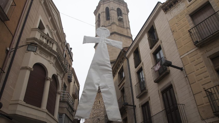 La llufa gegant a primer pla amb l'església de Santa Maria de l'Alba al fons