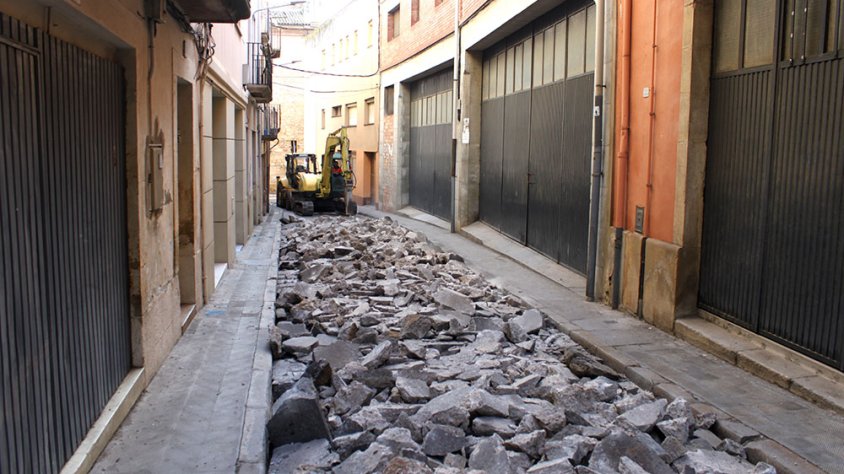 Les màquines han començat a treballar aixecant el paviment del vial