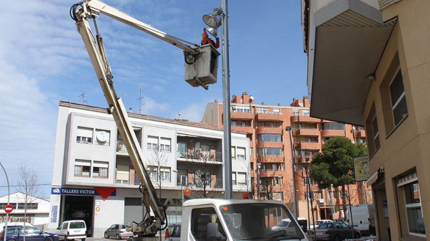 Imatge d'arxiu de tasques de manteniment de l'enllumenat públic