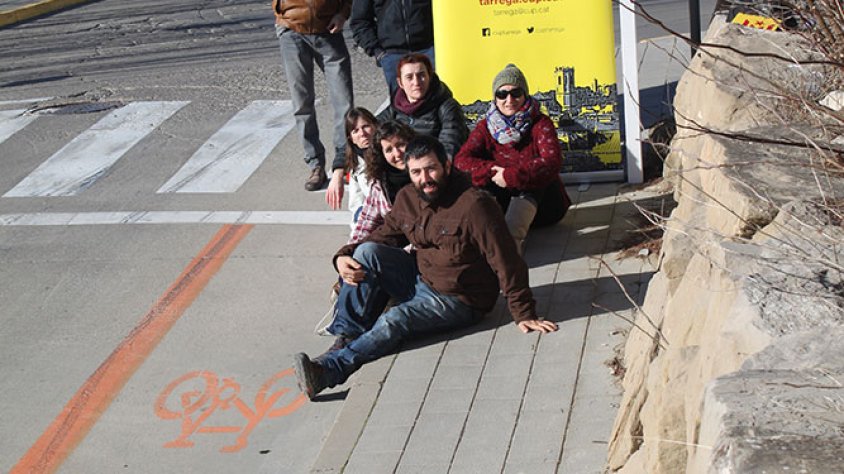 Membres de la CUP davant un carril bici de la ciutat