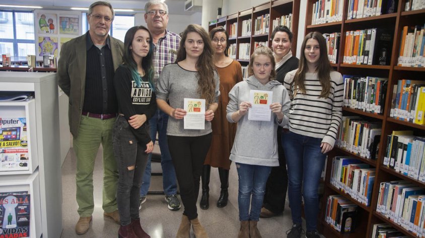 Un grup de voluntàries, ahir, amb la directora de la biblioteca i responsables polítics de Bellpuig