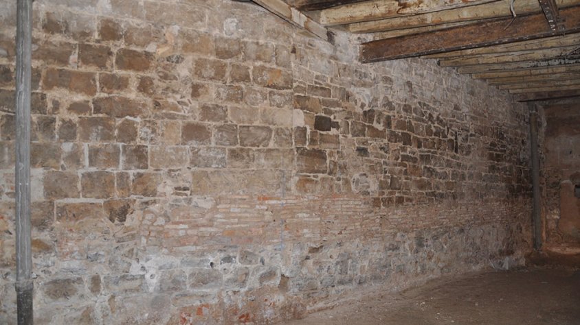 El pany de muralla que ara forma part de l'edifici
