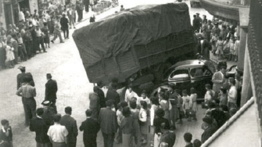 Aparatós accident a l'avinguda de Catalunya davant de cal Costa del vi (1958)