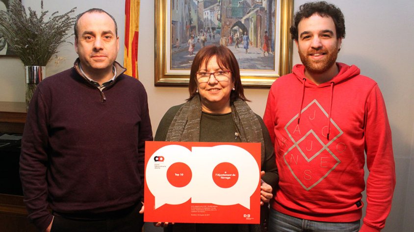 L’alcaldessa Rosa Maria Perelló mostra la distinció atorgada pel consorci AOC acompanyada del regidor Raül Palacios i el cap d’informàtica de l’Ajuntament de Tàrrega, Àlex Sabata