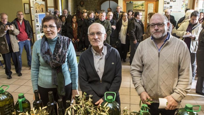 El president, Ramon Torrell (al centre), ahir amb l’alcalde i la historiadora Ernestina Vallverdú
