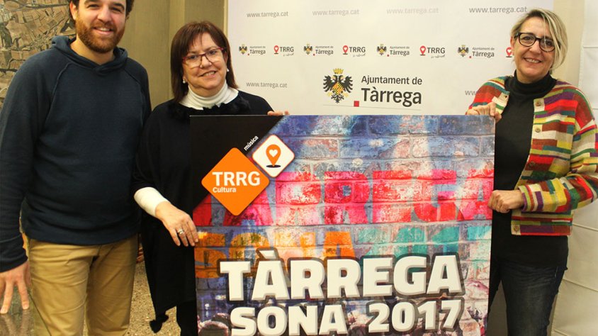 L’alcaldessa Rosa Maria Perelló i el regidor de Cultura, Raül Palacios, mostren el cartell del cicle Tàrrega Sona 2017 amb la tècnica de l’àrea Teresa Garcia