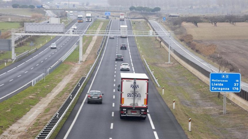 L'estructura, a l'esquerra, col·locada aquesta setmana al quilòmetre 501 de l'A-2 cap a Lleida