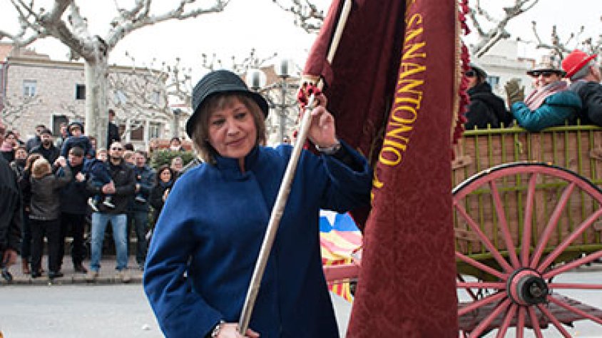 Blandina Martínez, vídua d'Albert Rosinés, portant el pendó de sant Antoni