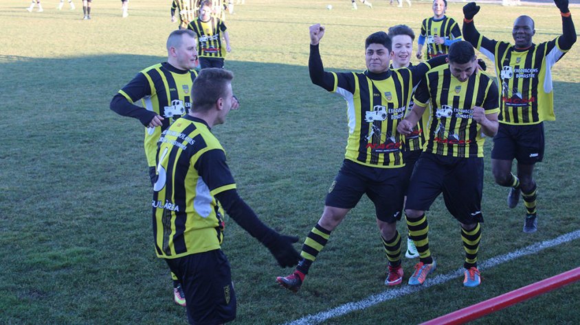 Els d'Anglesola celebrant un dels gols contra el Vallfogona